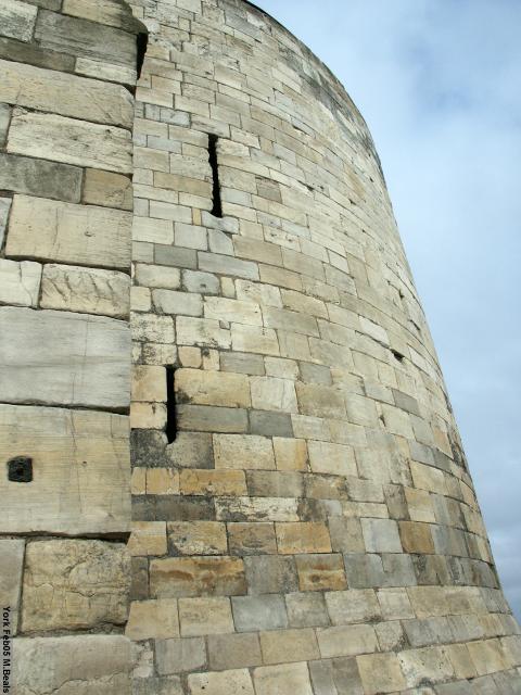 PICT5339-Arrow_slits_in_the_wall