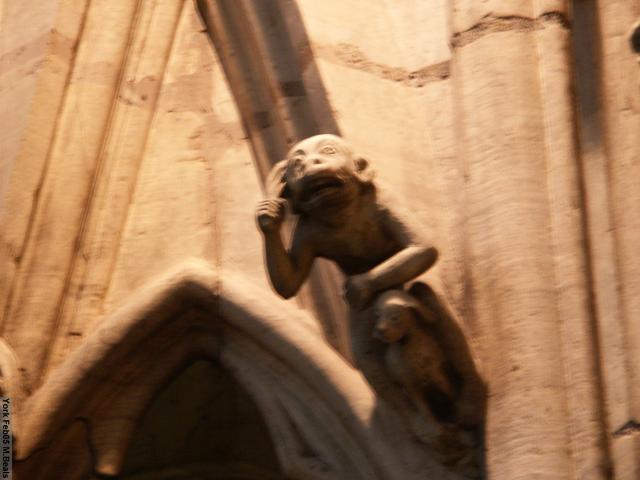 PICT5440-Chapter_House_stone_feature