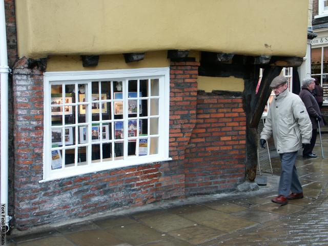 PICT5468-Very_old_brick_wall