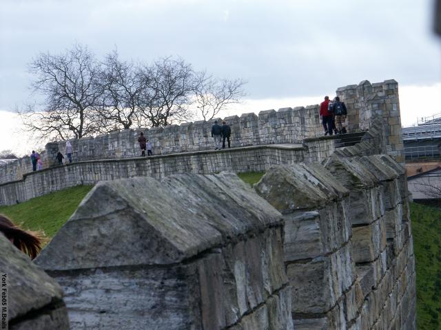 PICT5550-Pedestrians_on_the_wall